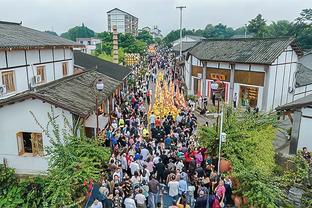 曼晚：曼联考虑今夏签两名中卫，正在关注布兰斯维特和塔普索巴